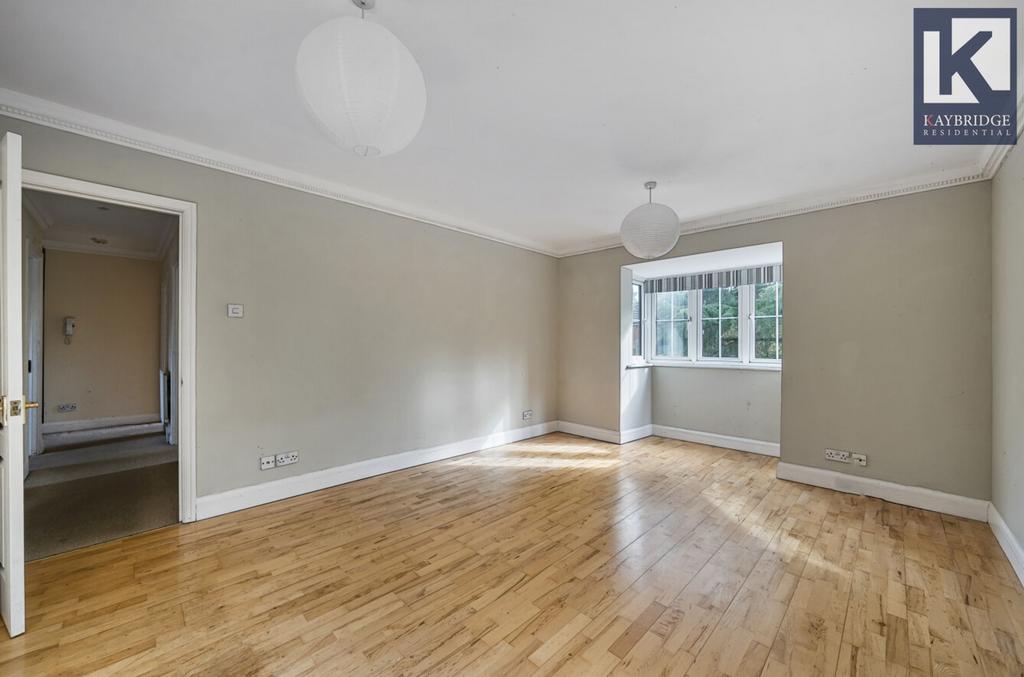 Corner Farm Close, Tadworth - KT20 5 SJ