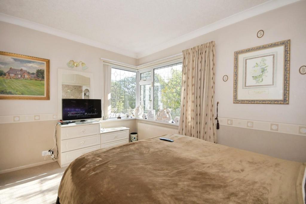 BEDROOM 1 02.jpg