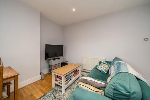 2 bedroom flat to rent, Leathwaite Road, London SW11