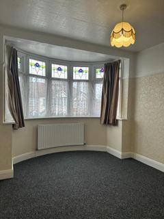 3 bedroom semi-detached house to rent, Blackbush Avenue, Romford RM6