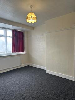 3 bedroom semi-detached house to rent, Blackbush Avenue, Romford RM6