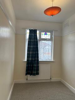 3 bedroom semi-detached house to rent, Blackbush Avenue, Romford RM6
