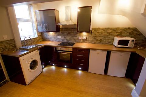 3 bedroom terraced house to rent, Chestnut Grove, Hyde Park, Leeds, LS6 1BB