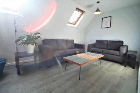 3 bedroom apartment to rent, Cliff Road Gardens, Hyde Park, Leeds, LS6 2EY