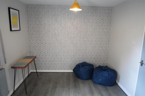 3 bedroom apartment to rent, Cliff Road Gardens, Hyde Park, Leeds, LS6 2EY