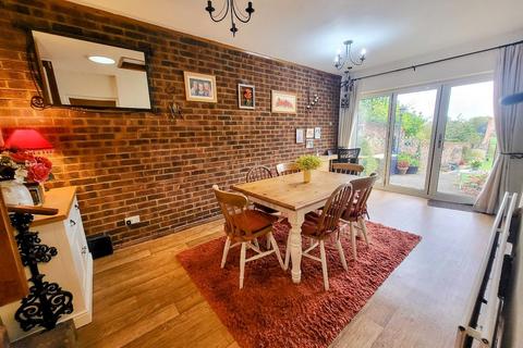 undefined, North Square, Newport Pagnell
