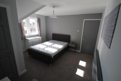 3 bedroom apartment to rent, Cliff Road Gardens, Hyde Park, Leeds, LS6 2EY