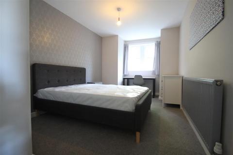 3 bedroom apartment to rent, Cliff Road Gardens, Hyde Park, Leeds, LS6 2EY