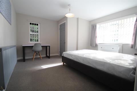 3 bedroom apartment to rent, Cliff Road Gardens, Hyde Park, Leeds, LS6 2EY