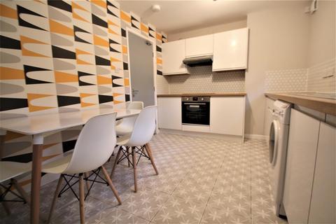 3 bedroom apartment to rent, Cliff Road Gardens, Hyde Park, Leeds, LS6 2EY