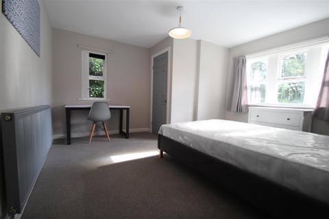 3 bedroom apartment to rent, Cliff Road Gardens, Hyde Park, Leeds, LS6 2EY