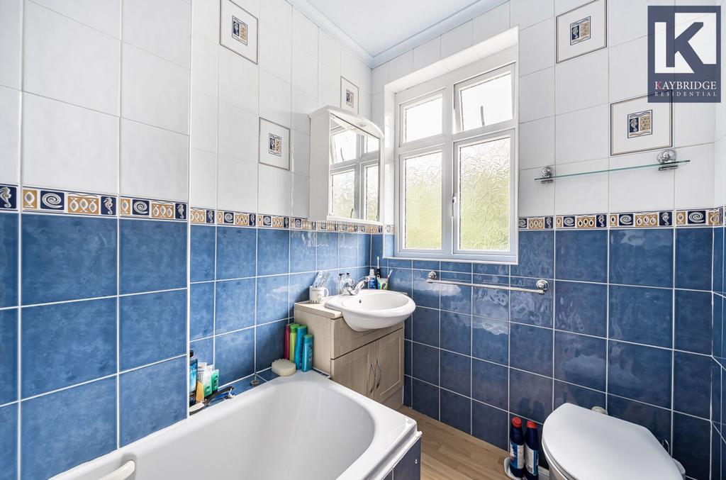 Stoneleigh Avenue KT4 8 YB
