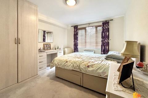 2 bedroom flat for sale, Waterside, Lordsmill Court Waterside, HP5