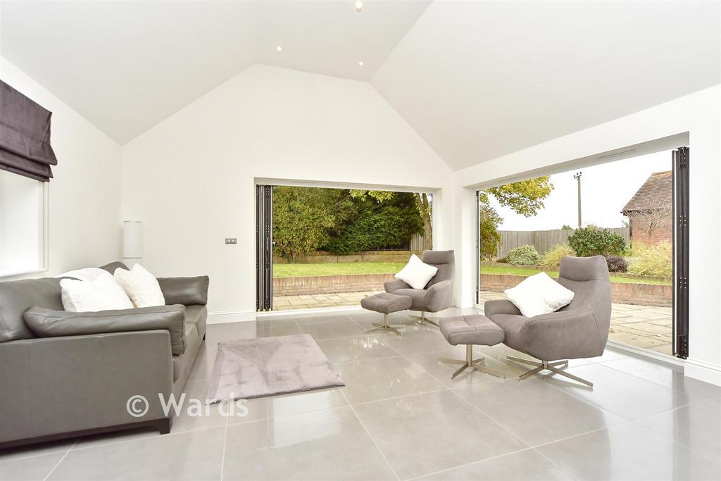 Kitchen/ Living Area