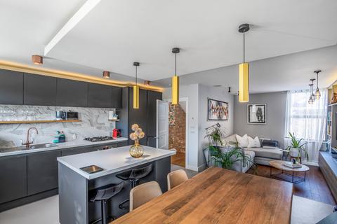 2 bedroom duplex to rent, Hemberton Road, London, SW9