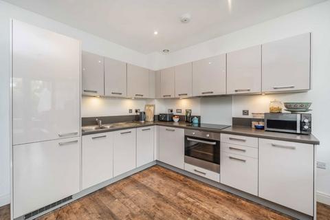 2 bedroom flat for sale, Queenstown Road, London SW11