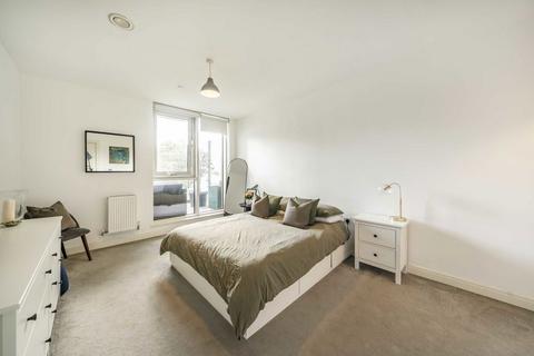 2 bedroom flat for sale, Queenstown Road, London SW11