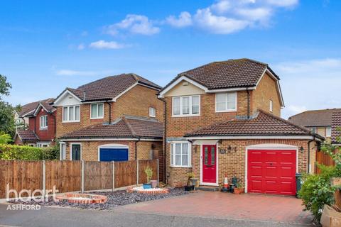 3 bedroom detached house for sale, Manor House Drive, Ashford