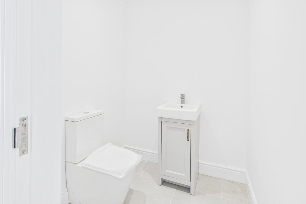 Ewe Move - Spalding - Pinstock Lane - Cloakroom