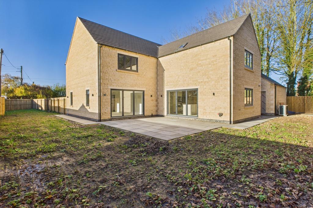 Ewe Move - Spalding - Pinstock Lane - Back Garden