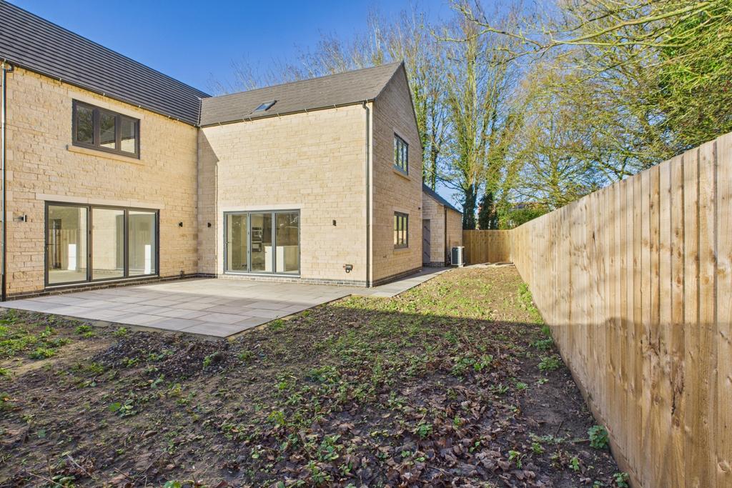 Ewe Move - Spalding - Pinstock Lane - Back Garden