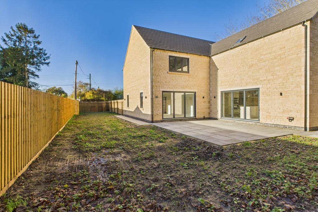 Ewe Move - Spalding - Pinstock Lane - Back Garden