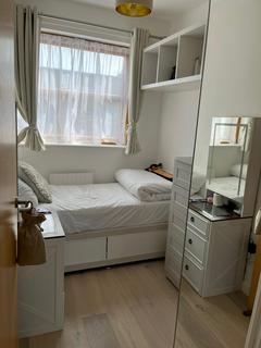 1 bedroom in a house share to rent, Denmark Place, London E3