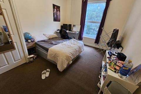 9 bedroom house to rent, Moorland Avenue, Leeds