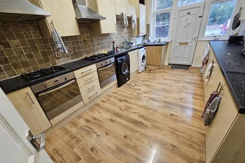 9 bedroom house to rent, Moorland Avenue, Leeds
