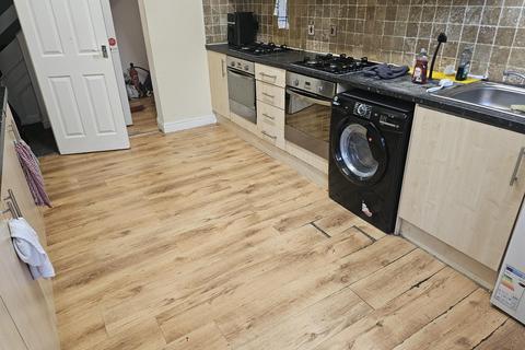 9 bedroom house to rent, Moorland Avenue, Leeds