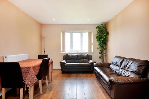 2 bedroom flat to rent, Kingfield Road, Old Woking, Woking, GU22