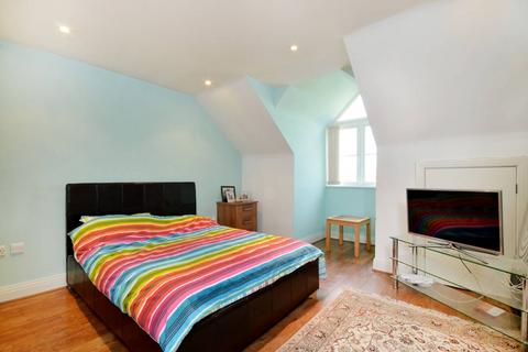 2 bedroom flat to rent, Kingfield Road, Old Woking, Woking, GU22