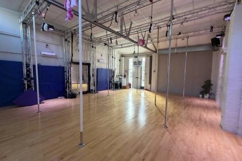 Warehouse to rent, Stirling Way Borehamwood WD6 2FT
