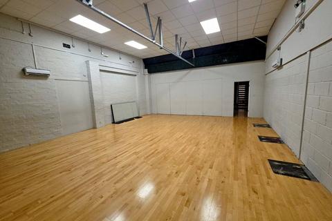 Warehouse to rent, Stirling Way Borehamwood WD6 2FT