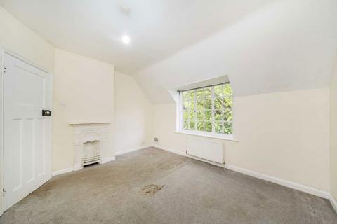 undefined, Squires Bridge Road, Shepperton TW17