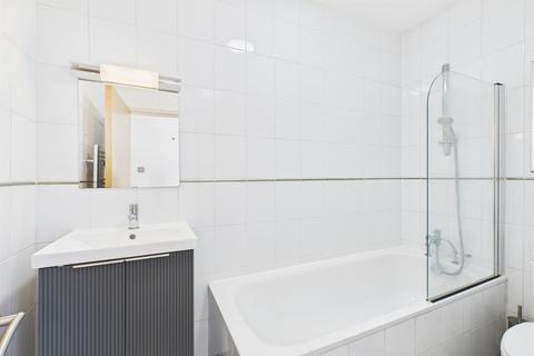 2 bedroom flat to rent, Lewin Road, London, SW16