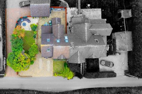 4 bedroom end of terrace house for sale, The Cottages, Great Bramingham Lane, Luton, LU3 3NJ