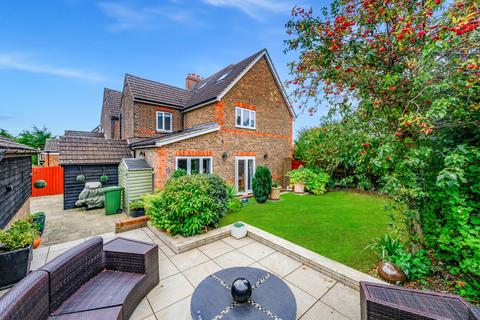 4 bedroom end of terrace house for sale, The Cottages, Great Bramingham Lane, Luton, LU3 3NJ