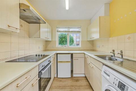 2 bedroom flat for sale, Gables Close, London SE12