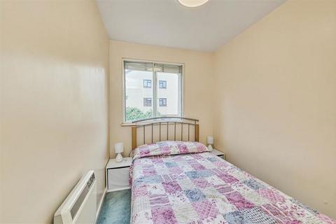 2 bedroom flat for sale, Gables Close, London SE12