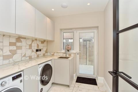 15 Fawkham Avenue, Longfield, DA3 7HS