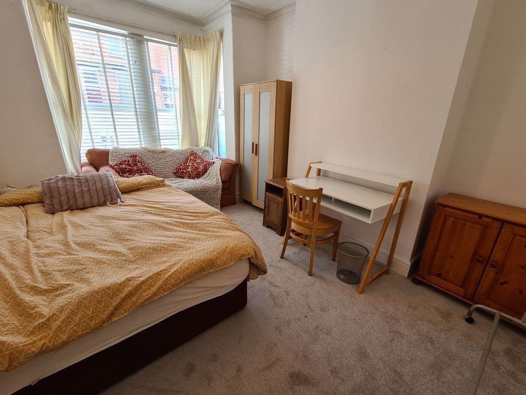 A cozy and tidy bedroom featuring a double bed,...