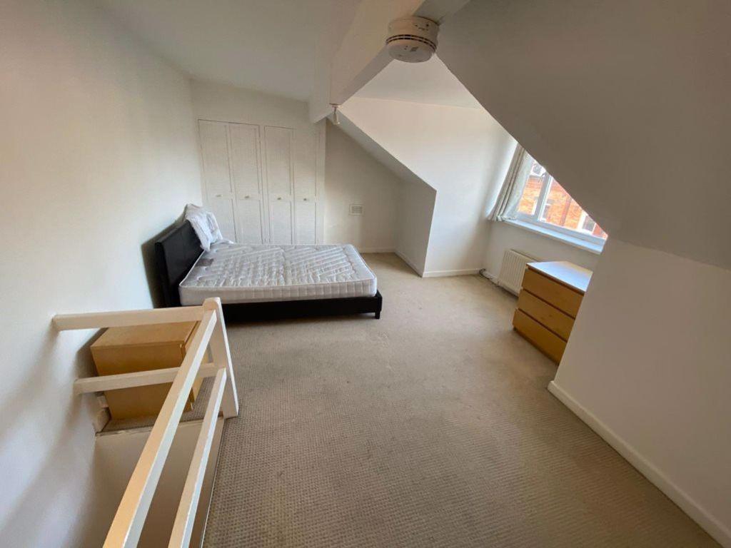 Bright and tidy single bedroom with a comfortab...