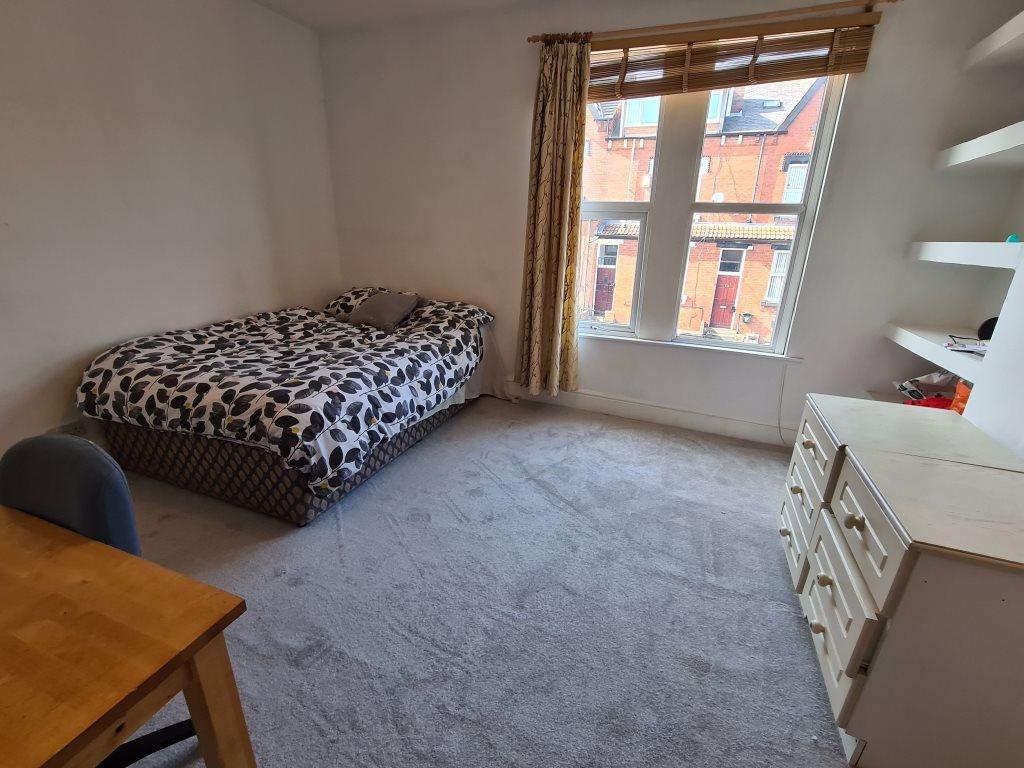 A cozy double bedroom featuring a comfortable b...