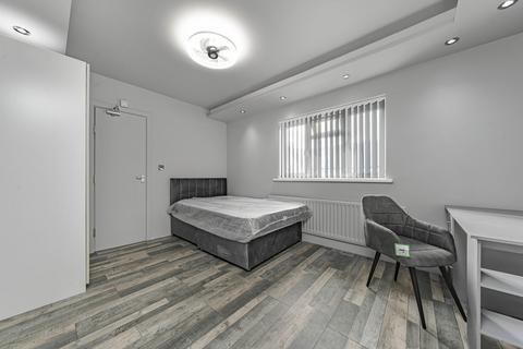 5 bedroom semi-detached house to rent, Seventh Avenue, Hayes UB3