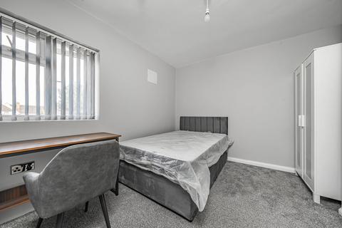 5 bedroom semi-detached house to rent, Seventh Avenue, Hayes UB3