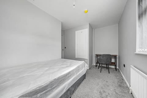 5 bedroom semi-detached house to rent, Seventh Avenue, Hayes UB3