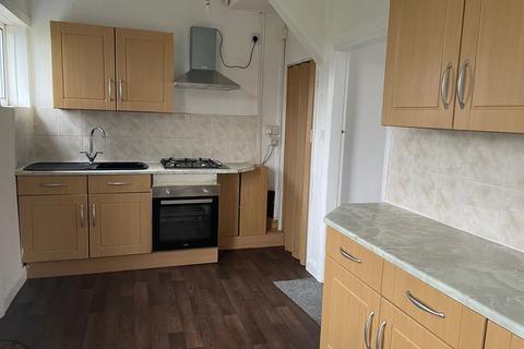 3 bedroom terraced house to rent, Welwyn Avenue, Batley
