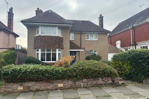 5 bedroom detached house to rent, Harold Road, Frinton-on-Sea CO13