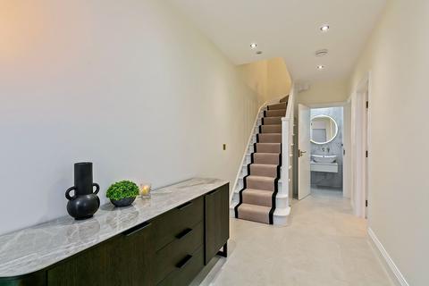 4 Kendrey Gardens, Twickenham, TW2 7PA